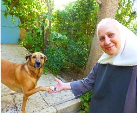 Sor Marie-Paul Farran en el jardín del monasterio