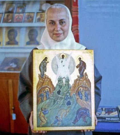 Sor Marie-Paul Farran sosteniendo un icono de la Transfiguración